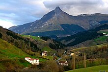 Le Txindoki, vu de Zaldibia, sur la route montant à Larraitz.