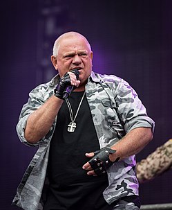 Udo Dirkschneider lavalla vuonna 2015.