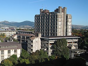 Puaka-James Hight, domov Ústřední knihovny University of Canterbury a středobod univerzitního kampusu Ilam.