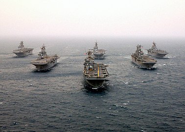 Les USS Tarawa (LHA-1), Bonhomme Richard (LHD-6), Kearsarge (LHD-3), Bataan (LHD-5), Saipan (LHA-2) et Boxer (LHD-4) dans le golfe Persique, en avril 2003.