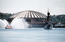 USS Leahy (CG-16) před stadionem Seattle Kingdome 6. října 1982 (6371846).jpg