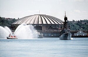 Kuningaskunta USS Leahyn takana