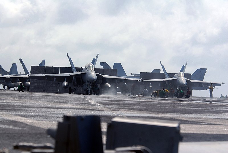 File:US Navy 070426-N-5484G-015 An F-A-18E Super Hornet assigned to the Tophatters of Strike Fighter Squadron (VFA) 14 and an F-A-18C Hornet assigned to the Sunliners of Strike Fighter Squadron (VFA) 81 prepare for launch.jpg