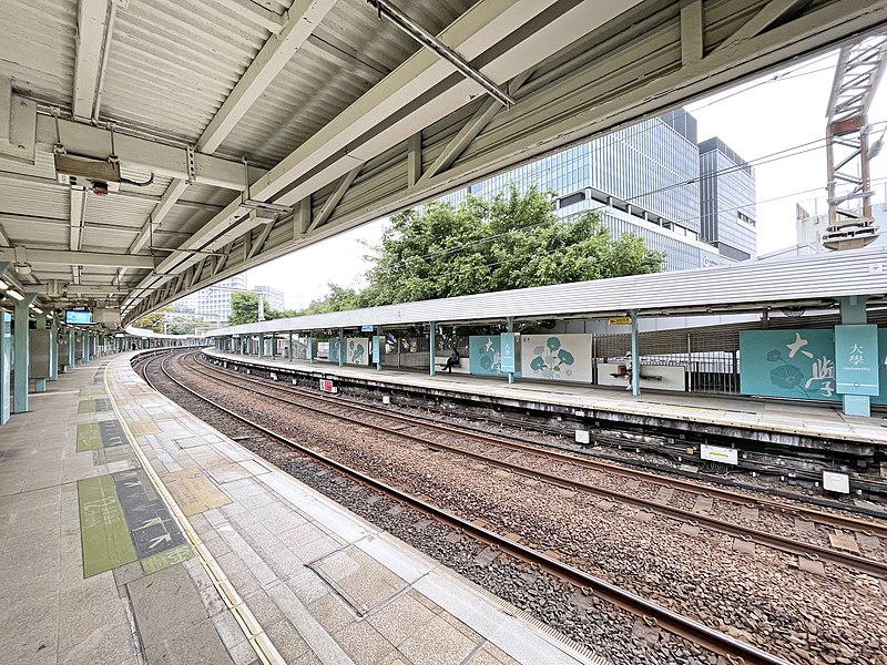 File:University Station platforms 2022 04 part1.jpg