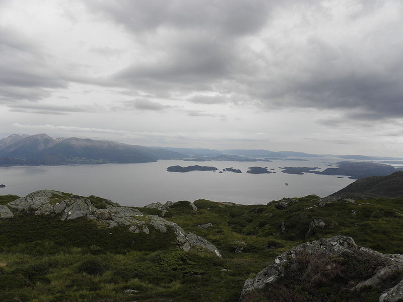 File:Utsyn frå Hovlandsnuten mot Onarheimsfjorden.JPG