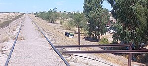 Rampas de vías pasando la estación. Nótese la elevación del terraplén.