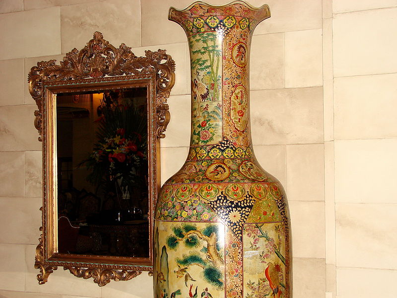 File:Vase and Mirror - Interior of Historic Davenport Hotel - Spokane WA - USA.jpg