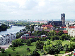 Vy over Magdeburg med katedralen til højre.