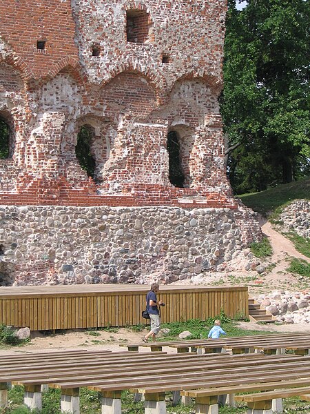 File:Viljandi castle convent wall lower.jpg