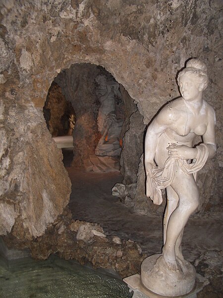 File:Villa Litta Lainate Grotte Vecchie.JPG