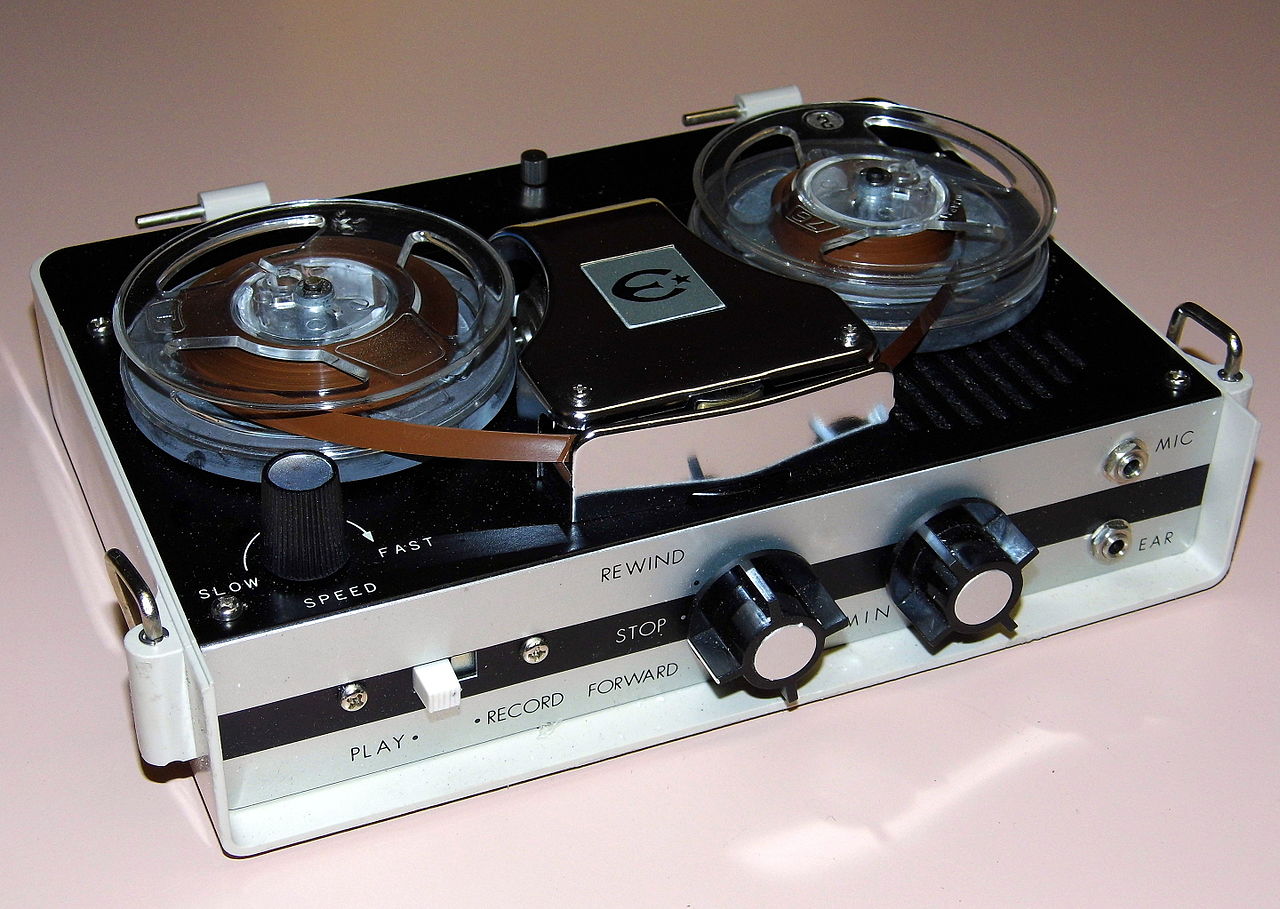 File:Vintage Electra Portable 4 Transistor Reel-To-Reel Tape Recorder,  Model TP-500, Made In Japan, Circa 1960s (15706532371).jpg - Wikimedia  Commons