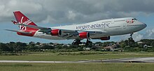 Boeing 747-400 Virgin Atlantic совершает посадку в аэропорту.