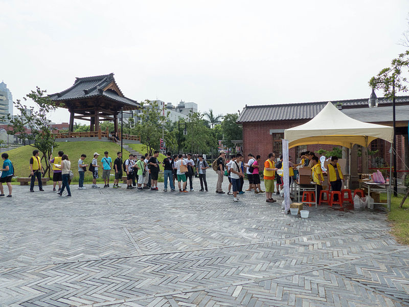 File:Visitors Buying Tickets Line in Plaza 20140705a.jpg
