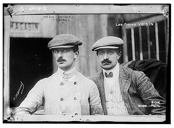 Gabriel (left) and Charles Voisin in 1906