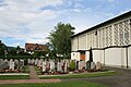 Deutsch: Friedhof und neue katholische Kirche