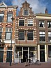 Pand met trapgeveltje in Haarlemse trant: bogen, neggen en hoeken met natuursteenblokken versierd