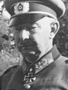 Werner Kempf tijdens de inspectie van de eenheid aan het Oostfront (bijgesneden) .jpg