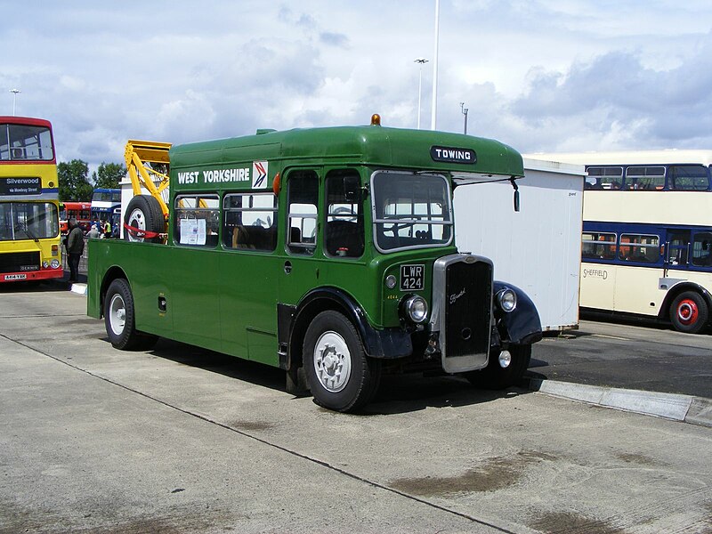 File:West Yorkshire towing vehicle 4044, (LWR 424), TYPG 2009 Leeds bus rally.jpg