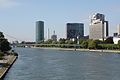 Deutsch: Westhafen-Tower mit Gewerkschaftshaus, Union-Investment-Haus und Intercontinental Hotel, davor der Holbeinsteg English: Westhafen-Tower with Union-House, Union-Investment-House and InterContinental Hotel, all behind the "Holbeinsteg" (footbridge)