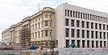 2018年11月のウィキペディアンによるフンボルトフォーラム見学会の際に撮影された東南側の工事の状況。左は王宮の外観復元が行われる部分、右は現代建築となる部分