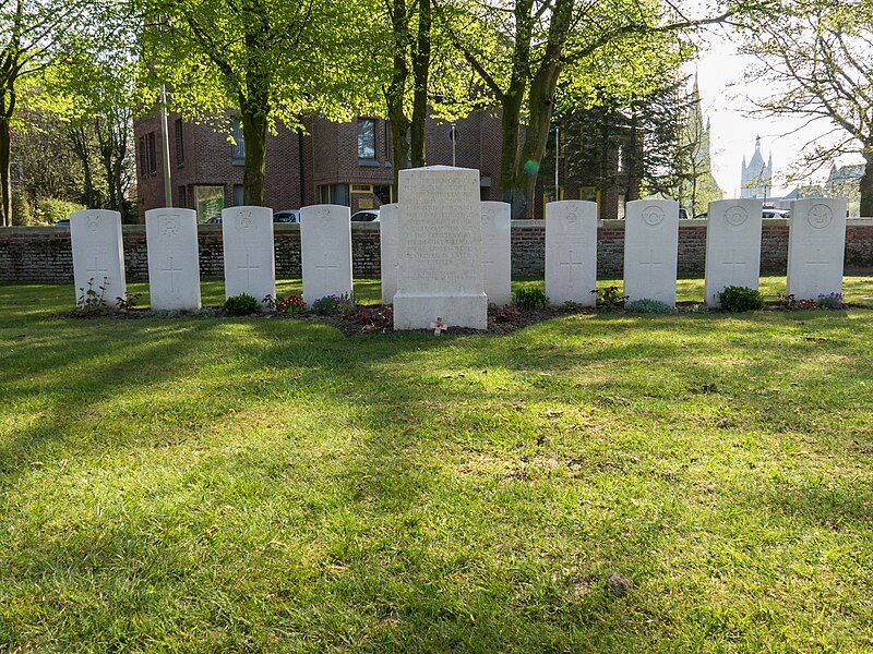 File:Ypres Reservoir Cemetery-9.JPG