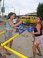 Parque mejorado con el aporte de mano de obra de los moradores. Pintando los juegos infantiles.