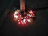 Čeština: Svíčky na autobusové zastávce Zochova v Bratislavě večer 4. října 2022. English: Candles at Zochova B bus stop in Bratislava, Slovakia in the evening of October 4, 2022.