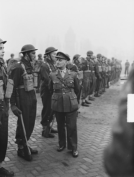 File:Zware luchtdoelartillerie-parade in Breda door Generaal majoor J.A.A. Sitsen en , Bestanddeelnr 904-4353.jpg