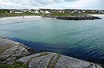 Foto von Meer und Strand und einer Siedlung hinter diesem Strand