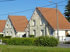 Des habitations groupées par deux.