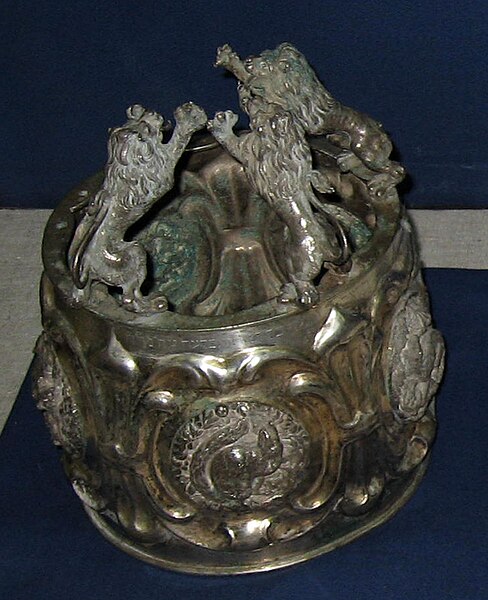 File:Корона на свиток Торы серебро 19 век.jpg