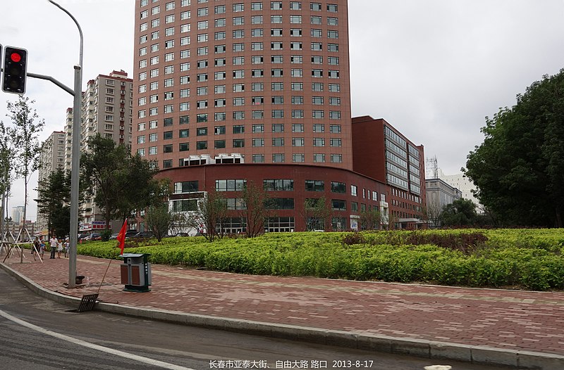 File:亚泰大街、自由大路路口 - panoramio (1).jpg