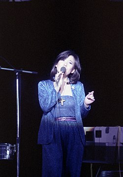 Yagami esiintymässä 1970-luvulla.