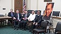 ABD Temsilcisi Chris Smith, Çinli insan hakları aktivistleri Yang Jianli, Fang Zheng, Chen Guangcheng ve diğerleri ile birlikte, Liu Xiaobo'nun Nobel Barış Ödülü'nün beşinci yıldönümünü anmak için Capitol Hill'de bir basın toplantısı düzenledi. (9 Aralık 2015)