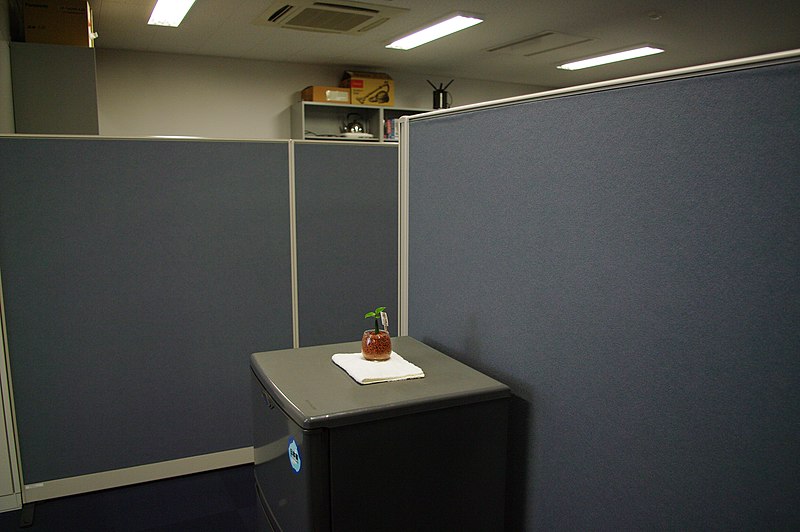 File:地味めのオフィスパーティションと冷蔵庫 2009 (3487485721).jpg