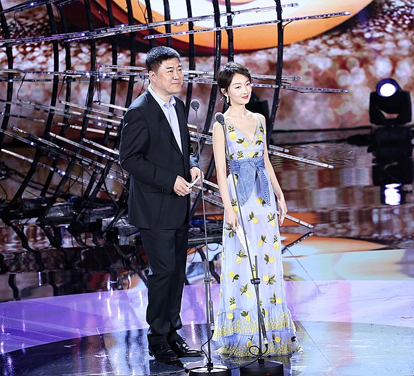 Zhou Dongyu (right) awarded the "Queen of Weibo Movie Night" in June 2017