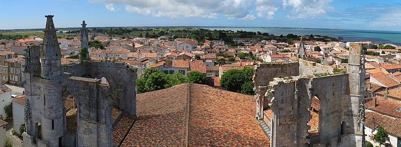 File:09 NAQ - Charente-Maritime - Ile de Ré - Saint-Martin-de-Ré - Vu du haut de l'église Saint-Martin (2017-05-07 14-26-42)p.jpg