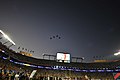 طائرات إف 18 تحلق فوق الملعب خلال عزف النشيد الوطني الأمريكي قبل مباراة السوبر بول.
