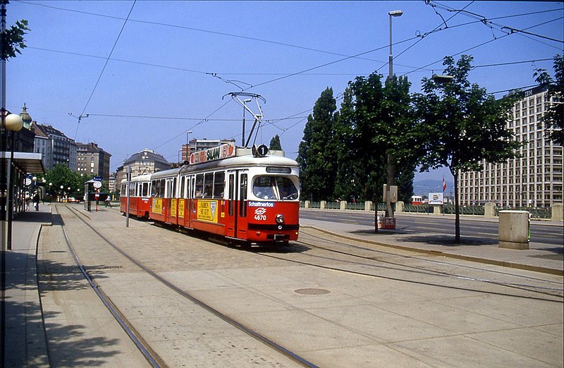 File:147R01200686 Schwedenplatz, Bereich Strassenbahnhaltestelle - Schwedenbrücke, Linie 1, Typ E1 4670.jpg