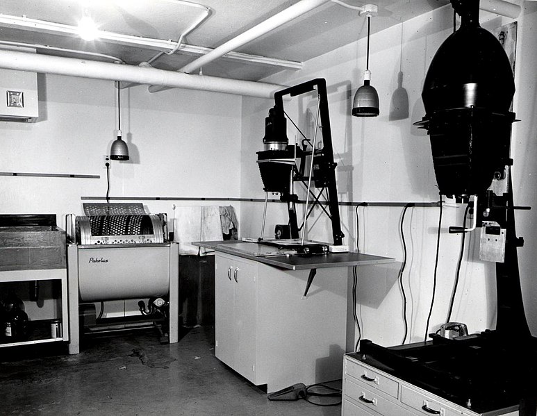 File:1956. Print processing darkroom at Sellwood Lab. Portland, Oregon. (28338744449).jpg