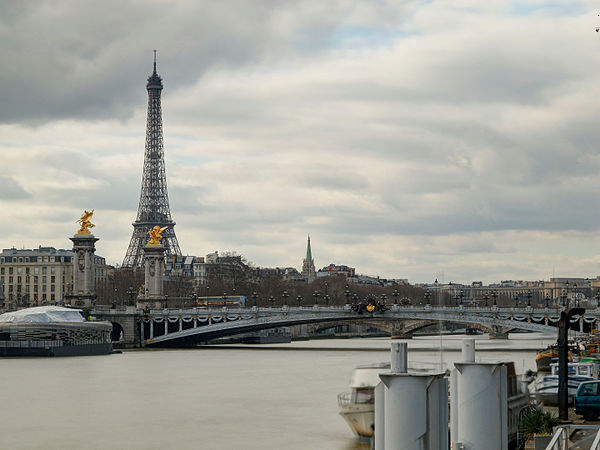 Pont Alexandre-III, avec la Tour Eiffel.