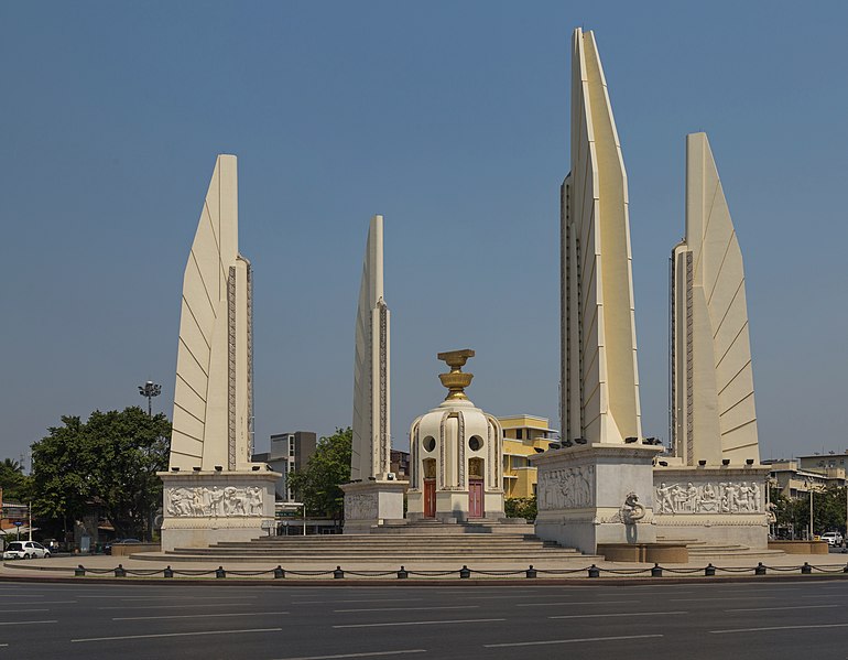 File:2016 Bangkok, Dystrykt Phra Nakhon, Pomnik Demokracji (03).jpg