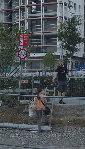 File:2018-07-28 AT Wien 03 Landstraße & Wien 10 Favoriten, Hlawkagasse @ Artholdgasse, Helmut-Zilk-Park (49372134353) (man helping woman).jpg