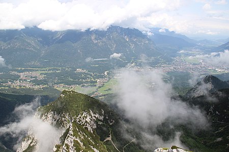 der Schwarzenkopf unterhalb, Grainau im Norden und Garmisch-Partenkirchen im Dunst