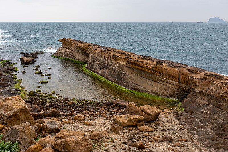 File:20190415 Yehliu geopark beach rock formation-1.jpg