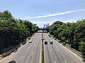 Miniatuur voor Bestand:2021-06-06 11 09 38 View east along New Jersey State Route 495 (Lincoln Tunnel Approach) from the overpass for Summit Avenue in Union City, Hudson County, New Jersey.jpg