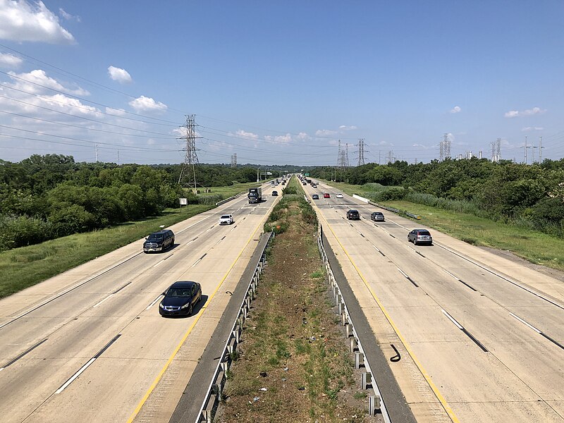 File:2022-07-20 15 32 53 View north along Interstate 495 (Wilmington Bypass) from the overpass for East 12th Street in Wilmington, New Castle County, Delaware.jpg