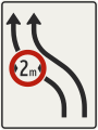 442-11 Presmerovanie jazdných pruhov (doľava, 2 pruhy, s vloženou regulačnou značkou)