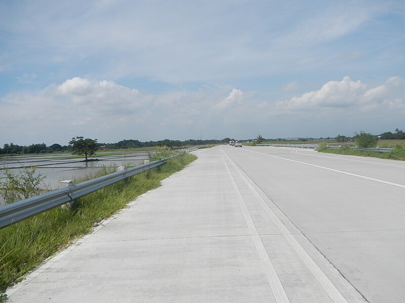 File:9672Yellow white, box junctions jogging tracks, helipad and lay-by road markings 18.jpg