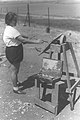 A MEMBER OF KIBBUTZ MAABAROT PAINTING IN HER SPARE TIME. חברת קיבוץ מעברות, מציירת בזמנה הפנוי.D17-066.jpg